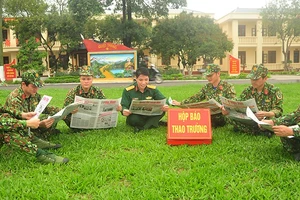 Cán bộ, chiến sĩ Đại đội trinh sát, Phòng Tham mưu, Bộ Chỉ huy quân sự tỉnh Bắc Giang đọc báo Đảng trong giờ nghỉ ở thao trường. (Ảnh: PHẠM ĐOÀN)