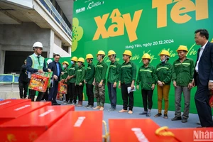 Ngày 20/12, hoạt động trọng điểm của chương trình “Xây Tết 2025” đã diễn ra tại công trường Ecopark, huyện Văn Giang, tỉnh Hưng Yên. Tại sự kiện, gần 2.600 phần quà đã được trao tặng cho các công nhân đang ngày đêm miệt mài lao động.