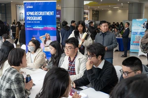 Các sinh viên Trường Công nghệ - Đại học Kinh tế Quốc dân hào hứng tham gia tìm hiểu thông tin, nhận sự tư vấn từ đại diện các doanh nghiệp tham dự ngày hội kết nối.