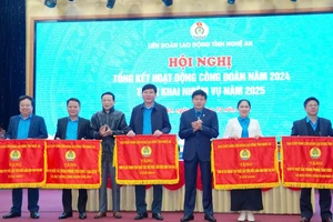 Lãnh đạo Liên đoàn Lao động tỉnh Nghệ An trao cờ thi đua cho các đơn vị xuất sắc trong phong trào thi đua và hoạt động công đoàn năm 2024.