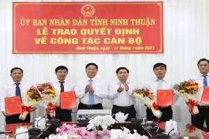 Lãnh đạo tỉnh Ninh Thuận chúc mừng 4 cán bộ vừa được bổ nhiệm.