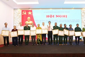 Phó Chủ tịch Ủy ban nhân dân tỉnh Ninh Thuận Nguyễn Long Biên tặng Bằng khen cho gia đình và cá nhân người có công với cách mạng tiêu biểu.