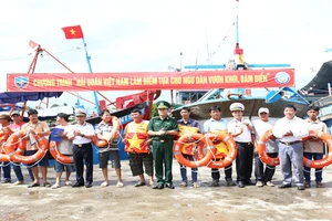Lãnh đạo Bộ Tư lệnh vùng 4 Hải quân tặng phao cứu sinh cho ngư dân phường Đông Hải, thành phố Phan Rang - Tháp Chàm, tỉnh Ninh Thuận