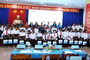 Ban tổ chức trao học bổng và quà tặng cho trẻ em dân tộc thiểu số mồ côi, học sinh có hoàn cảnh khó khăn đang học các lớp thuộc cấp trung học phổ thông và học sinh trúng tuyển đại học năm 2023 huyện Bác Ái, tỉnh Ninh Thuận.