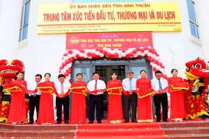 Các đồng chí lãnh đạo tỉnh Ninh Thuận cắt băng công bố ra mắt Trung tâm Xúc tiến Đầu tư, Thương mại và Du lịch tỉnh Ninh Thuận.