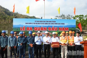 Lãnh đạo Tỉnh ủy, Hội đồng nhân dân và Ủy ban nhân dân tỉnh Ninh Thuận tặng quà đầu năm 2024 và động viên các đơn vị thi công nỗ lực hoàn thành dự án đúng kế hoạch.
