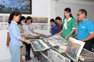 Bạn đọc, giáo viên và học sinh đến trụ sở Văn phòng đại diện Báo Nhân Dân tại Ninh Thuận để thưởng lãm tranh panorama “Chiến dịch Điện Biên Phủ”.