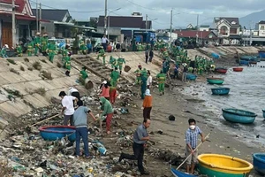 Thị trấn Khánh Hải, huyện Ninh Hải (Ninh Thuận) huy động hàng trăm cán bộ, nhân dân phối hợp với công nhân vệ sinh môi trường của Công ty Trách nhiệm hữu hạn Xây dựng-Thương mại và Sản xuất Nam Thành Ninh Thuận thu dọn hàng trăm khối rác tại khu vực đầm Nại. (Ảnh: NGUYỄN TRUNG)