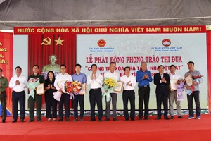 Các đồng chí lãnh đạo tỉnh Ninh Thuận tặng hoa và trao bảng ghi nhận tấm lòng vàng cho các tổ chức, doanh nghiệp, đơn vị ủng hộ phong trào tại buổi lễ. (Ảnh: NGUYỄN TRUNG)