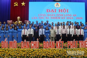 Ban Chấp hành Liên đoàn Lao động tỉnh Long An khóa XI, nhiệm kỳ 2023-2028 chụp hình lưu niệm với lãnh đạo Tổng Liên đoàn Lao động Việt Nam cùng lãnh đạo tỉnh qua các thời kỳ.