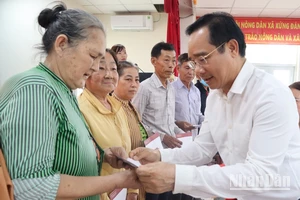 Bí thư Tỉnh ủy Long An Nguyễn Văn Được trao quà Tết cho các gia đình chính sách xã Lương Bình, Bến Lức, Long An.