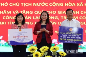 Phó Chủ tịch nước Võ Thị Ánh Xuân trao tặng 10 căn nhà tình nghĩa và tiền cho Quỹ bảo trợ trẻ em tỉnh Long An.