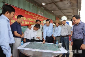 Phó Chủ tịch Ủy ban nhân dân tỉnh Long An Nguyễn Minh Lâm (áo xanh giữa) làm việc tại hiện trường với đơn vị thi công đường tỉnh 823D.
