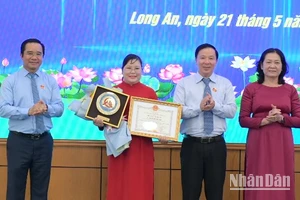 Lãnh đạo Tỉnh Long An trao thưởng giải Nhất cho bà Nguyễn Thị Như Ngọc. 