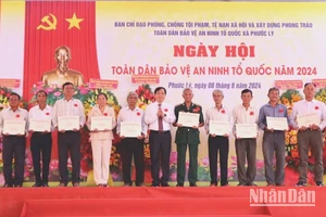 Phó Ban Tuyên giáo Trung Ương Phan Xuân Thủy tặng quà của Trung ương cho người có công, gia đình chính sách trên địa bàn xã Phước Lý, huyện Cần Giuộc, Long An.