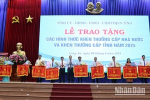 Lãnh đạo tỉnh Long An thừa ủy quyền của Thủ tướng Chính phủ trao Cờ Thi đua của Thủ tướng cho các tập thể. 