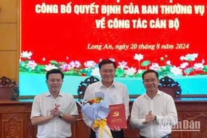 Lãnh đạo Tỉnh ủy Long An trao Quyết định cho cho đồng chí Nguyễn Thanh Nguyên. 