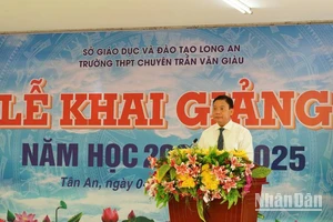 Phó Chủ tịch Ủy ban nhân tỉnh Long An Phạm Tấn Hòa công bố Quyết định về việc đổi tên trường.