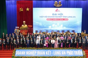 Lãnh đạo tỉnh Long An tặng hoa chúc mừng Ban Chấp hành nhiệm kỳ 2024 - 2029 ra mắt Đại hội. 