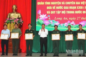 Lãnh đạo tỉnh Long An trao Bằng khen của Chủ tịch Ủy ban nhân tỉnh cho các tập thể.