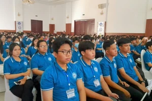 Gần 1.000 học sinh-sinh viên dự lễ khai giảng năm học 2024-2025.