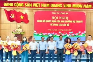 Lãnh đạo Tỉnh ủy và Ủy ban nhân dân tỉnh Long An trao các quyết định cho 7 cán bộ được điều động và bổ nhiệm. 