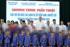 Đại diện lãnh đạo các sở, ban, ngành của tỉnh Lạng Sơn cùng các trẻ em khuyết tật.