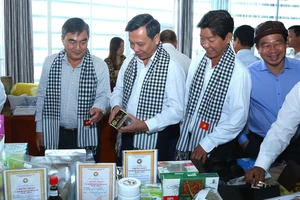 Đại biểu tỉnh Ninh Bình, Bạc Liêu, Cà Mau thăm quan sản phẩm OCOP của tỉnh Ninh Bình. (Ảnh: Anh Tuấn)