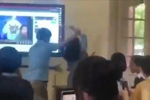 Hình ảnh cắt từ đoạn clip dài 18 giây về sự việc đáng tiếc tại trường THPT Hai Bà Trưng (Huế). 