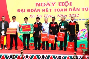 Đồng chí Y Thanh Hà Niê Kđăm, Ủy viên Trung ương Đảng, Ủy viên Ủy ban Thường vụ Quốc hội, Chủ tịch Hội đồng Dân tộc của Quốc hội trao tặng Quỹ vì người nghèo huyện Cư Kuin và tặng quà cho các hộ nghèo xã Ea Tiêu.
