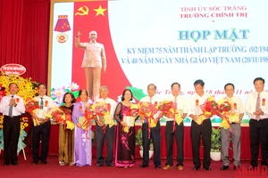 Tặng hoa cho nguyên lãnh đạo các thời kỳ của Trường Chính trị tỉnh: 
