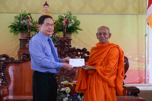 Phó Chủ tịch Thường Trực Quốc hội Trần Thanh Mẫn tặng quà Hòa thượng Đào Như, Viện trưởng Học viện Phật giáo giáo Nam tông Khmer nhân dịp năm mới 2023.
