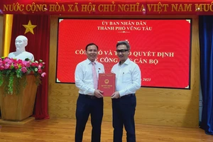 Lễ công bố và trao quyết định về công tác cán bộ với ông Nguyễn Trọng Thụy.