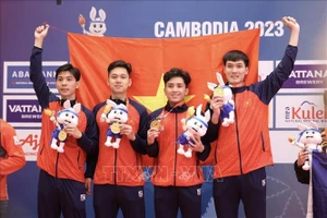 Đội tuyển Đấu kiếm Việt Nam giành Huy chương Vàng nội dung Kiếm liễu đồng đội nam sau khi xuất sắc vượt qua các vận động viên Singapore ở trận chung kết với tỉ số 45-37, giành HCV thứ 128 cho Đoàn Thể thao Việt Nam. (Ảnh: TTXVN) 