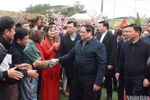 Thủ tướng Phạm Minh Chính với bà con nhân dân tại Khu công nghiệp Hoàng Long, thành phố Thanh Hóa. (Ảnh: TRẦN HẢI)