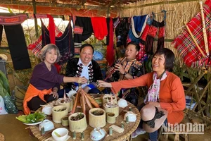 Du khách thưởng thức đặc sản địa phương tại lễ hội Gầu Tào, huyện Phong Thổ, tỉnh Lai Châu. (Ảnh: Tiểu Phương)