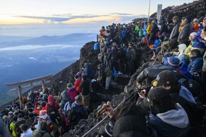 Núi Phú Sĩ đông đúc người leo núi tập trung để ngắm bình minh, tháng 8/2023. (Ảnh: Kyodo) cấp/Kyodo)