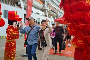 Du khách trên tàu biển mang quốc tịch Trung Quốc hào hứng "xông đất" Hạ Long trong những ngày đầu năm mới Giáp Thìn 2024. 