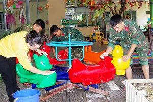 Bộ đội cùng lực lượng địa phương và các thầy, cô giáo dọn dẹp vệ sinh sau lũ tại Trường mầm non Thủy Thanh 1 (thị xã Hương Thủy, tỉnh Thừa Thiên Huế).