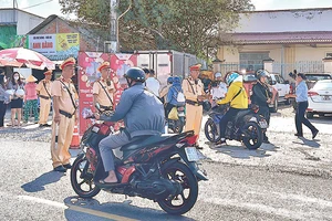 Đội Cảnh sát giao thông số 2 ra hiệu lệnh dừng xe để tặng quà.