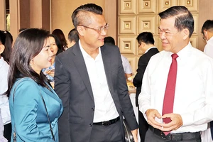 Đồng chí Nguyễn Hồng Lĩnh (bên phải) trao đổi với các doanh nghiệp tìm hiểu đầu tư vào khu vực sân bay Long Thành.