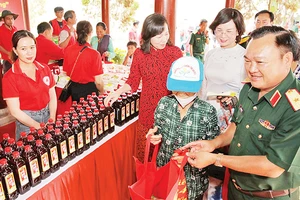 Nhân dân huyện biên giới Lộc Ninh tham gia “Phiên chợ 0 đồng” dịp Tết Nguyên đán Giáp Thìn 2024.