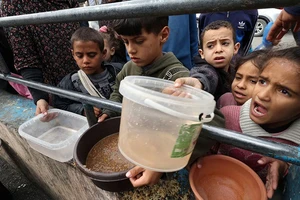 Nhiều người dân Palestine bị thiếu lương thực nghiêm trọng. (Ảnh REUTERS)