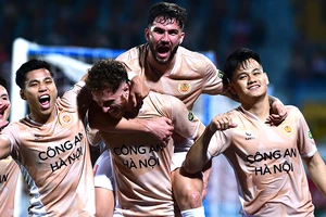 Niềm vui của các cầu thủ Công an Hà Nội sau khi giành chiến thắng chung cuộc với tỷ số 2-0 trước đội Thành phố Hồ Chí Minh. (Ảnh TRẦN HẢI) 