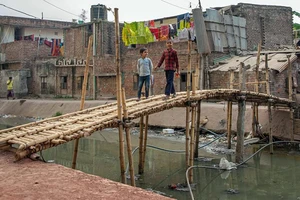 Nhiều con kênh tại thủ đô Dhaka (Bangladesh) bị ô nhiễm trầm trọng. (Ảnh UNICEF)