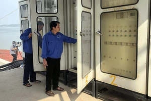 Công nhân Trạm bơm Phù Sa (Hà Nội) vận hành hệ thống lấy nước sản xuất vụ đông xuân 2023-2024.