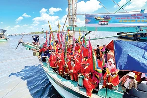 Tàu thuyền của ngư dân làng chài Sông Đốc ra khơi thực hiện nghi thức thỉnh Ông tại Lễ hội nghinh Ông.