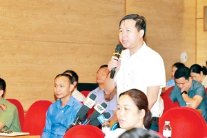 Cử tri huyện Sóc Sơn phát biểu ý kiến tại hội nghị. (Ảnh TIẾN THÀNH)