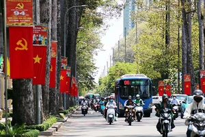 Đường Hồng Bàng, Quận 5, Thành phố Hồ Chí Minh được trang hoàng cờ hoa. (Ảnh THẾ ANH)