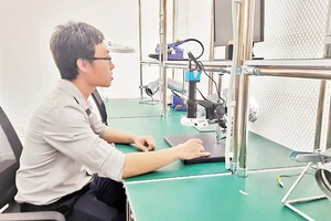 Đào tạo nguồn nhân lực vi mạch bán dẫn tại Trung tâm điện tử và vi mạch bán dẫn Khu Công nghệ cao Thành phố Hồ Chí Minh.